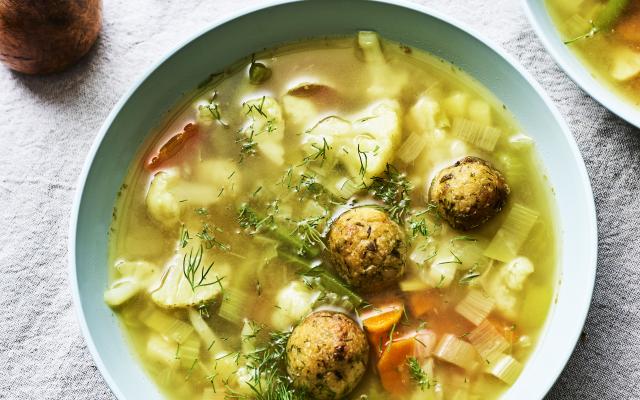 Heldere groentesoep met zalmballetjes