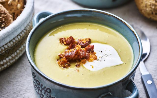 Erwtensoep met chorizocrumble