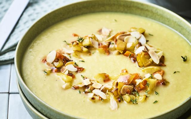 Pastinaaksoep met gebakken appel en amandel