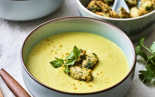 Prei-kerriesoep met gebakken mosselen