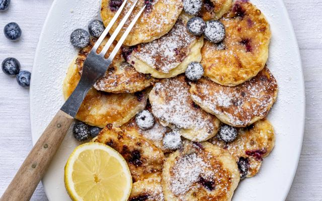 Cottagecheese-pannenkoekjes met citroen en blauwe bessen