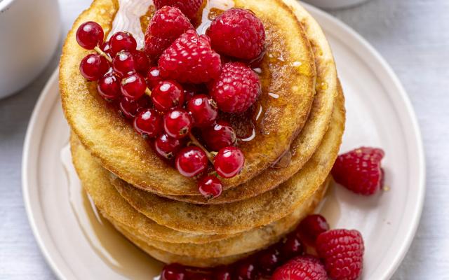 Fluffy vanillepannenkoekjes met rood fruit