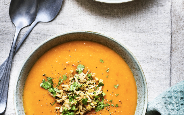 Tomatensoep met kipgehakt, ­gebakken rijst en pindanoten