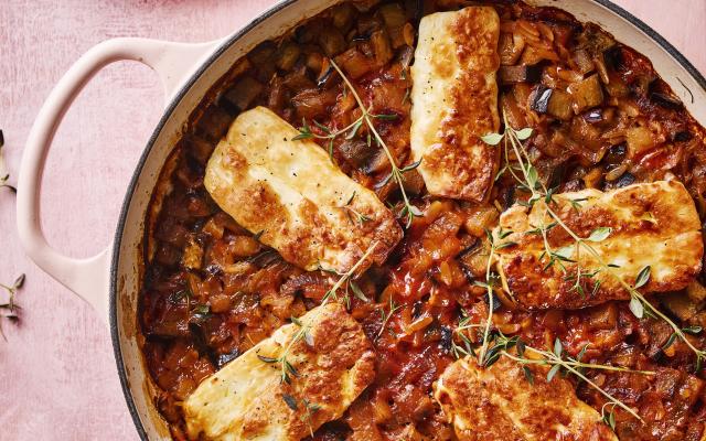 Orzo met tomaat-auberginesaus en halloumi