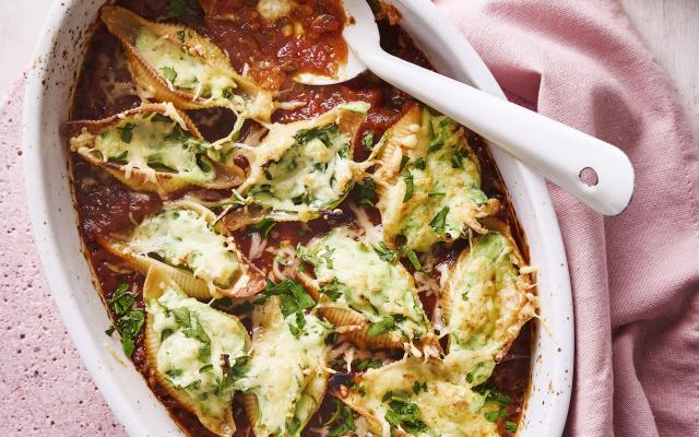 Snelle pastaschelpen uit de oven met ricotta en spinazie