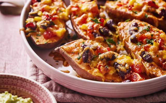 Gevulde zoete aardappel met tomaatjes, bonen, cheddar en avocadodip