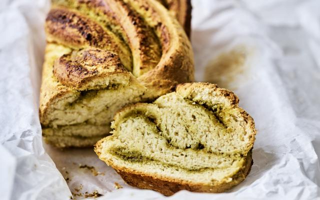 Briochevlechtbrood met pesto