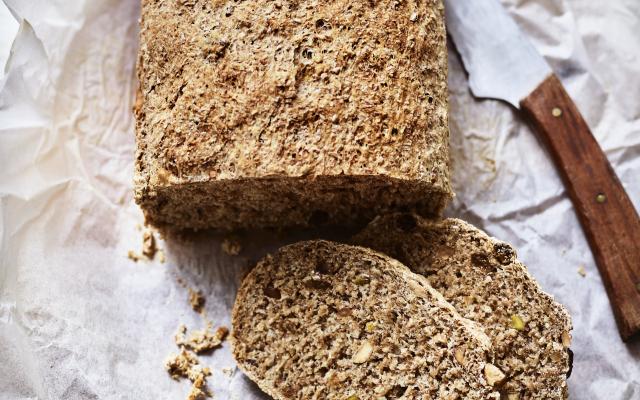 Volkorenbrood met noten en rozijnen