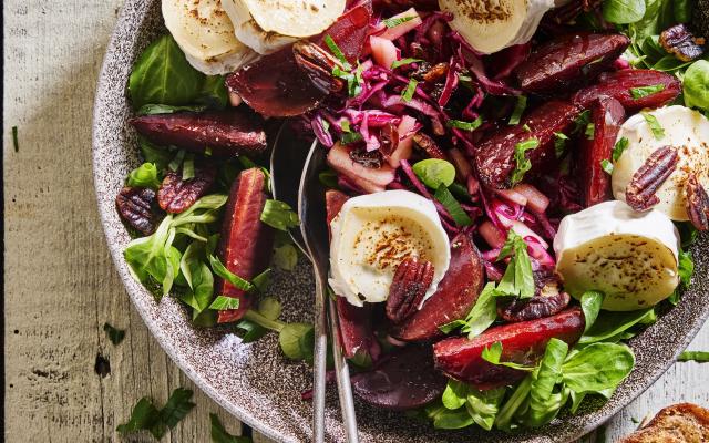 Salade van rode biet met appel, rodekool, gegratineerde geitenkaas en pecannoten