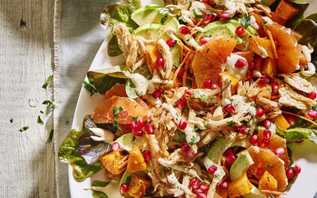 Salade van geroosterde pompoen met wortel, bloedsinaasappel en kip