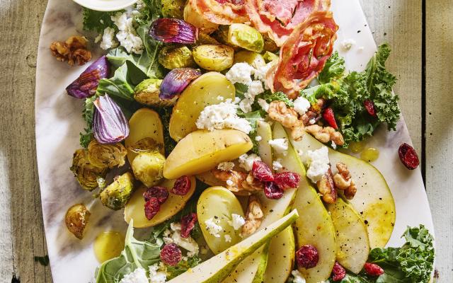 Boerenkoolsalade met spruitjes, peer en pancetta