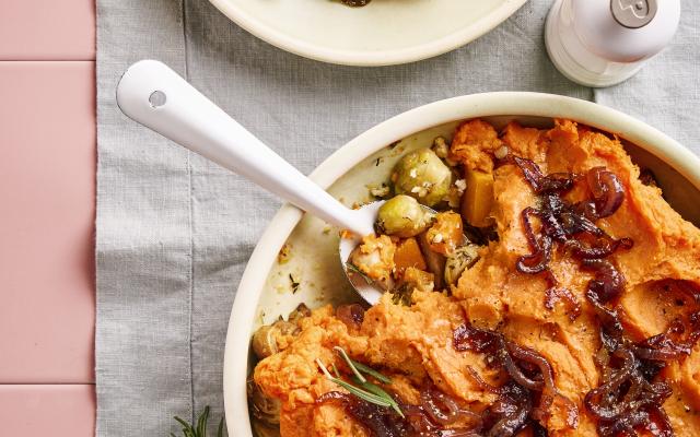 Pompoen-spruitjesschotel met feta en een korstje van zoeteaardappelpuree