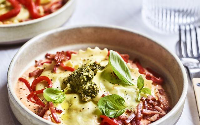 Ravioli met spek en paprikasaus