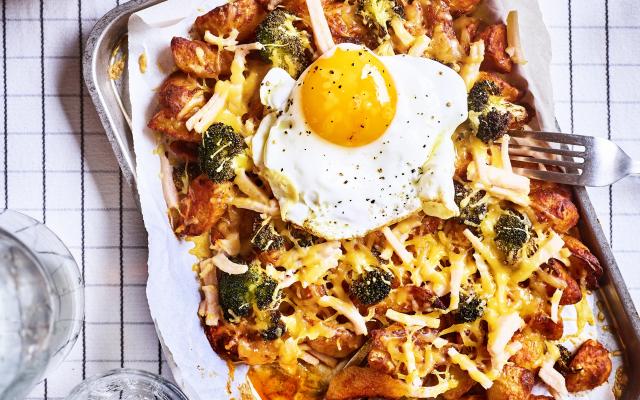 Aardappelpannetje met broccoli, ham en spiegeleitje