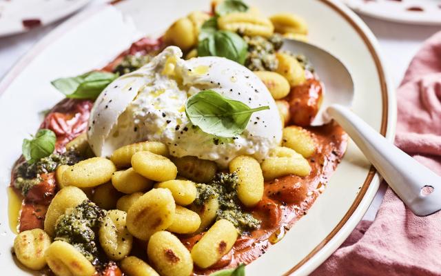 Gnocchi met tomaat, burrata en pesto