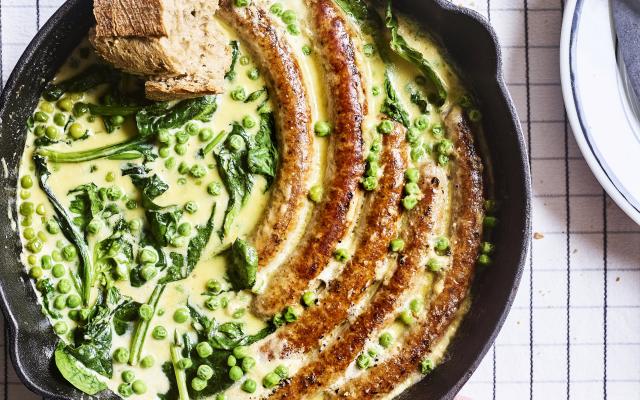 Worstjes met erwten, spinazie en een roomsausje