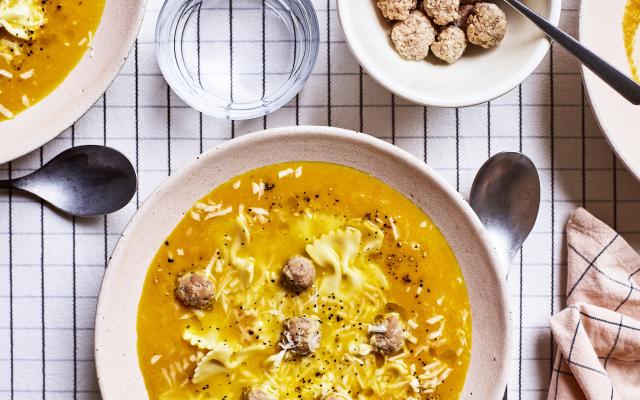 Wortelsoep met balletjes en strikjes