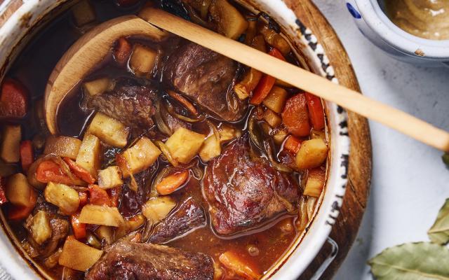 Klassiek runderstoofpotje met aardappelen en groenten