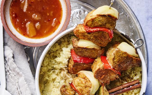 Spiesjes van varkenshaasje met pilavrijst