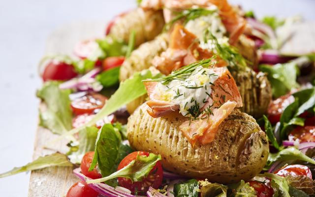 Hasselbackaardappelen met zure room en warmgerookte zalm