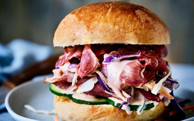 Pastramisandwich met koolsla en ­pikante saus