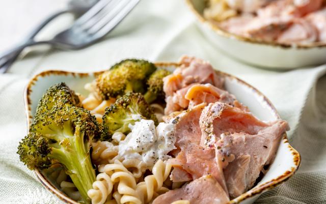 Volkorenpasta met broccoli en pulled zalm