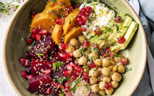 Groentebowl met gepofte zoete aardappel en cottagecheese