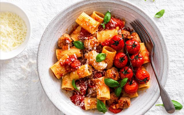 Rigatoni met salsiccia, tomatensaus en pecorino