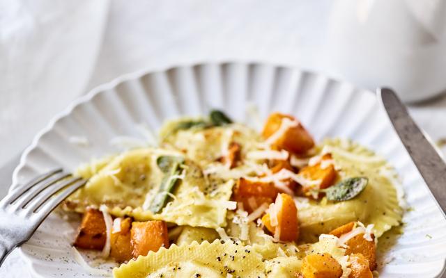 Casunziei all’ampezzana met pompoen, salie­boter en maanzaad