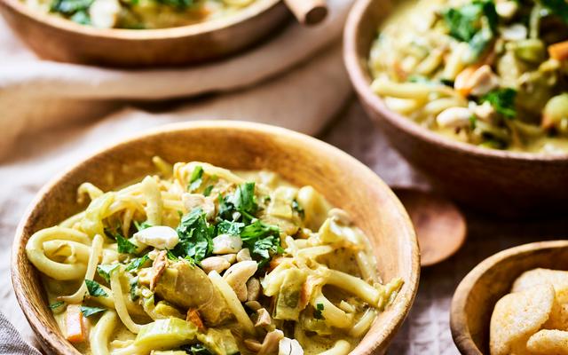 Curry met udonnoedels, paksoi en vegan ‘kipstuckjes’