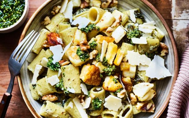 Pasta pesto met ­gebakken halloumi en jonge spinazie
