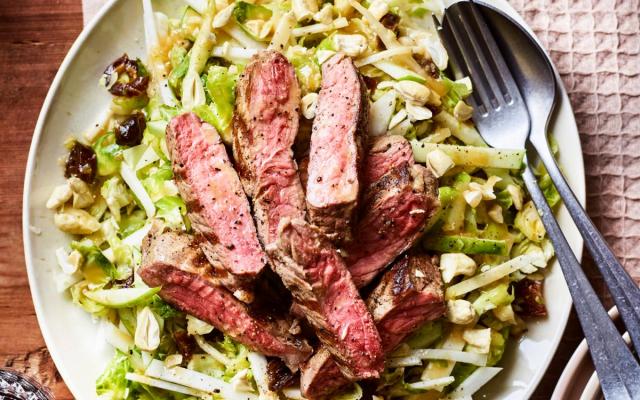 Thai beef met koolrabi, spruitjes en pindakaas­dressing