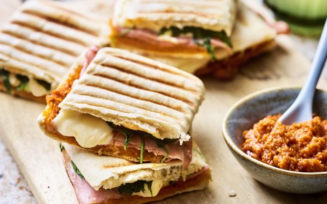 Panini met tomatenpesto, mortadella en fontina