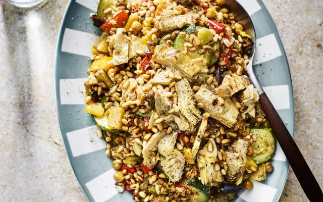 Lauwe farro-kikkererwtensalade met gegrilde groenten en artisjok