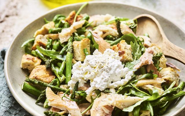 Voorjaarspanzanella met gerookte vis