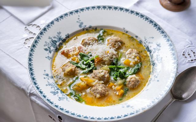 Minestra maritata met balletjes en parelcouscous