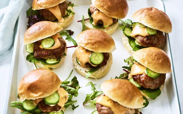 Cheeseburgersliders met zelfgemaakte burgersaus