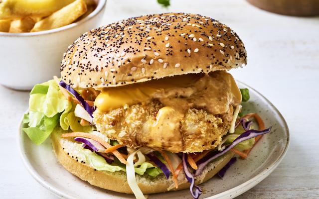 Knapperige kipburger met koolsla en pittig sausje