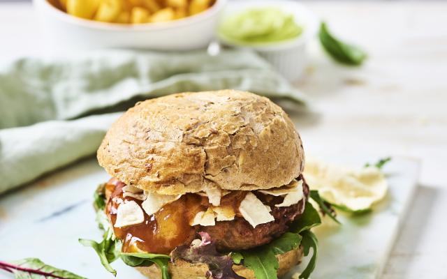 Tikka masala-burger met mangochutney en papadumcrunch