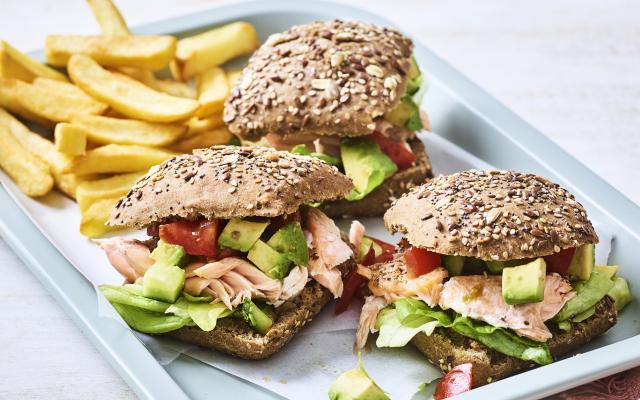 Smashed zalmburger met avocado-tomatensalsa