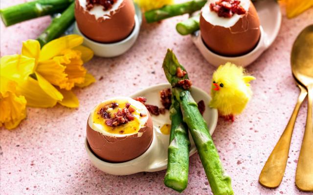 Zachtgekookte eitjes met groene asperges en spekcrumble
