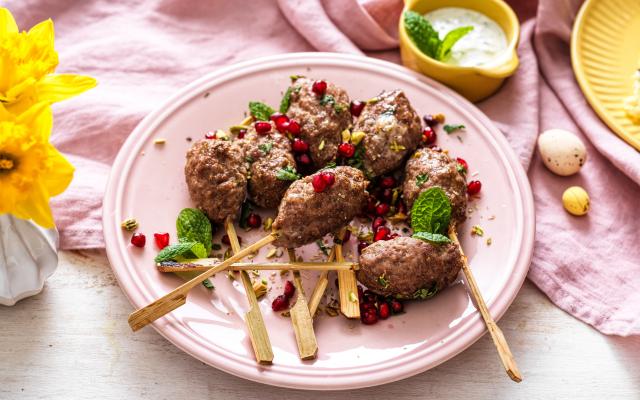 Spiesjes van lamsgehakt met muntdip