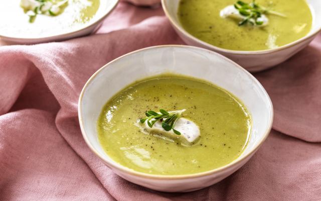 Klein soepje van doperwten met kruidenroom