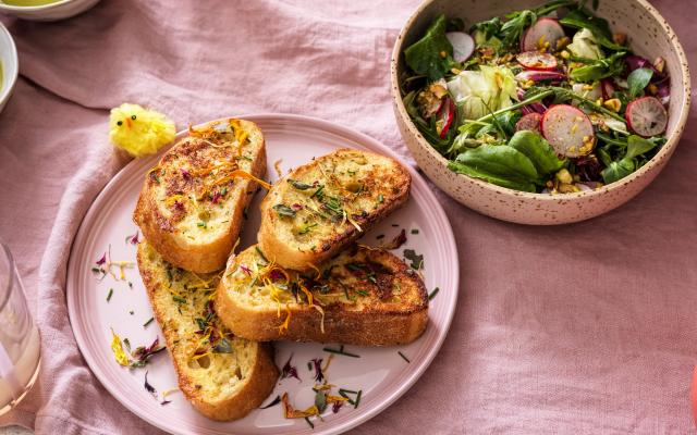 Hartige wentelteefjes met frisse lentesalade