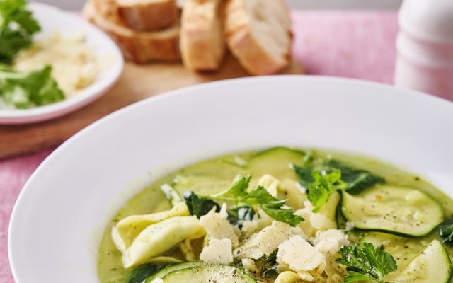 Snelle maaltijdsoep met courgette, spinazie en ravioli