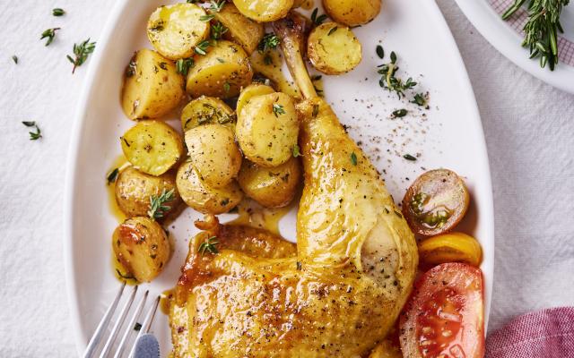 Kippenbil met gebakken aardappelen en tomatensalade