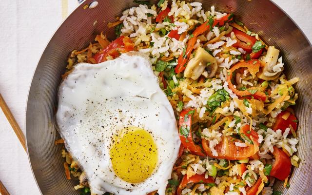 Gebakken rijst met een eitje