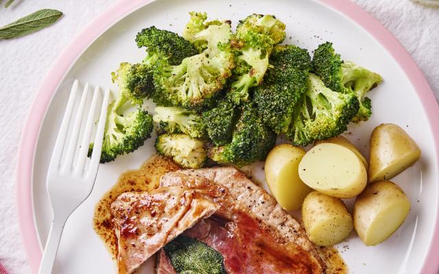 Saltimbocca alla romana met broccoli en gekookte aardappeltjes