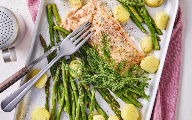 Zalm met groene asperges op de bakplaat