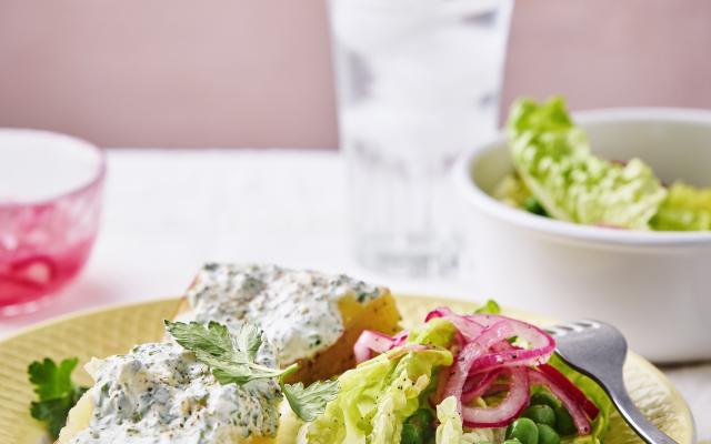 Ovenaardappel met kruidenyoghurt en een slaatje
